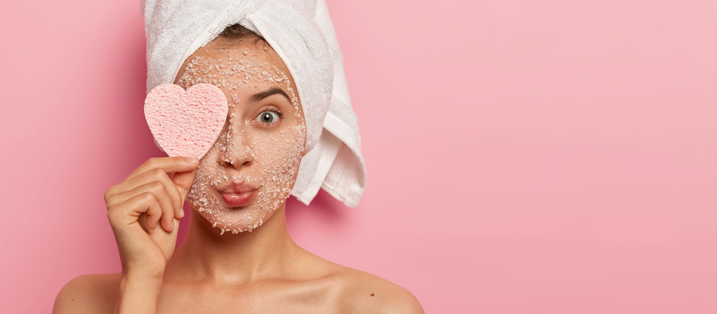 Mulher cuidando da pele